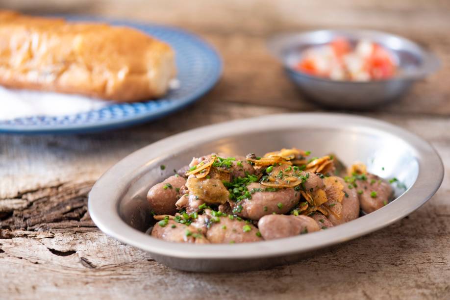 Coraçãozinho de frango: com azeite e alho, acompanhado de pão e vinagrete