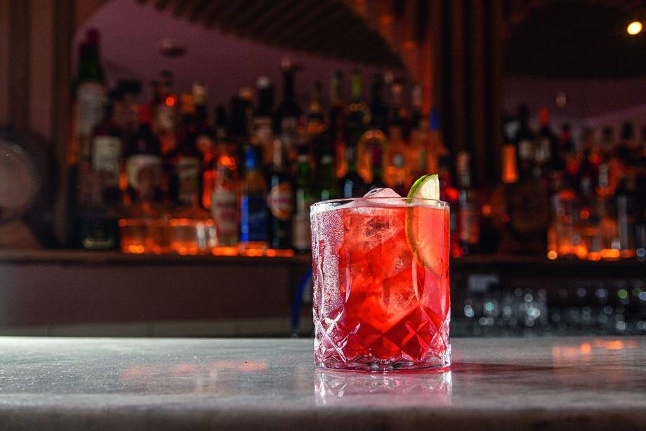 Trinca giuseppe: vermute italiano a Cynar, limãosiciliano e bitters de laranja e cacau Trinca giuseppe: vermute italiano a Cynar, limãosiciliano e bitters de laranja e cacau