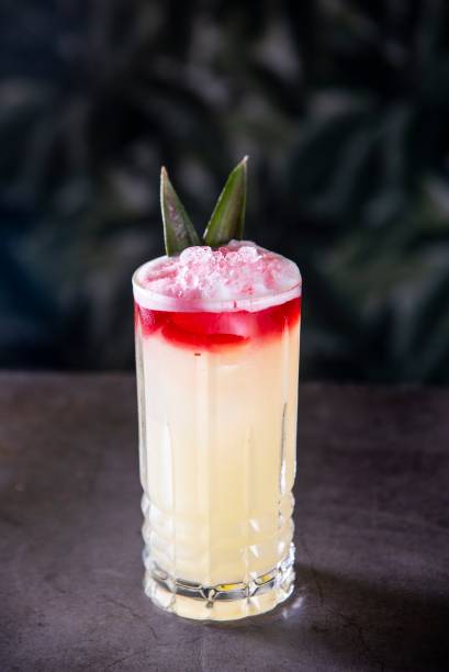 Tokka: gim, suco de limões, purê de abacaxi e infusãode frutas e flores Tokka: gim, suco de limões, purê de abacaxi e infusãode frutas e flores