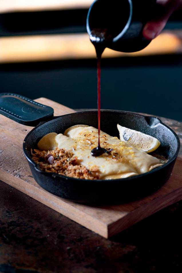 Canelone de costela: roti de tamarindo e bechamel