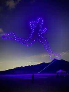 Dia Mundial do Coração terá show de drones Foto mostra drones iluminados no céu em formato de silhueta de uma pessoa fazendo exercício físico.