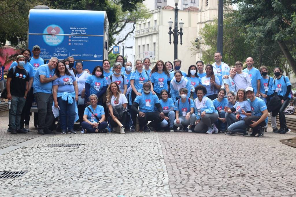 ONG realiza jantar beneficente em SP com leilão de camisas autografadas
