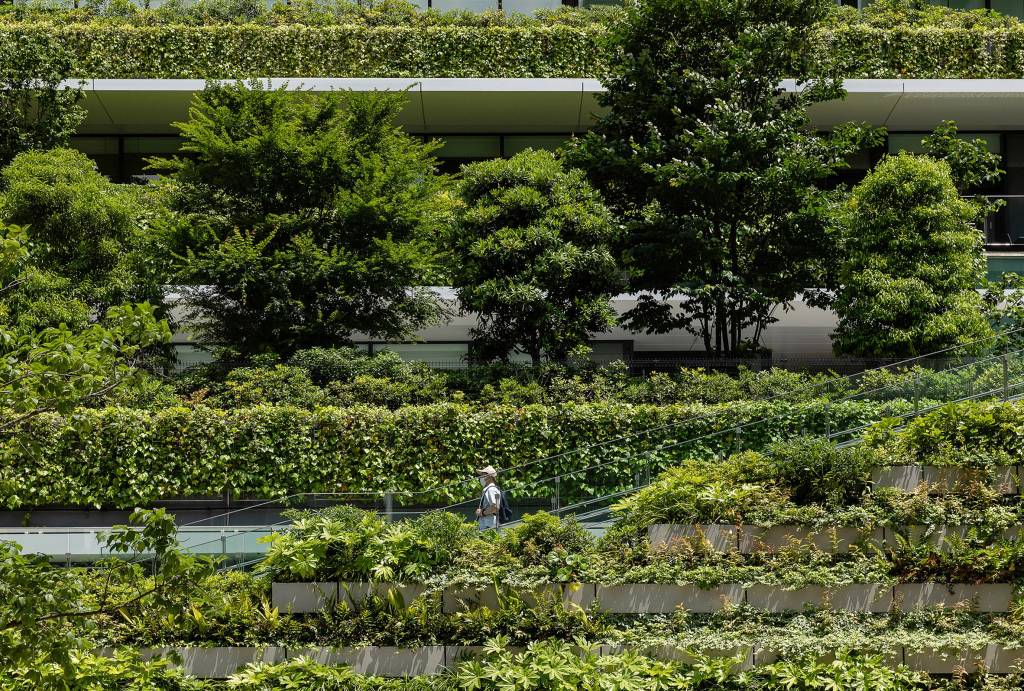 Arranha-céu coberto por plantas é finalizado em Tóquio