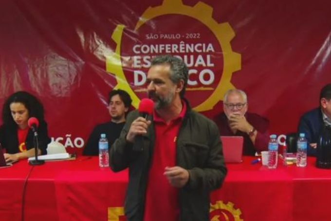 O candidato a governador pelo PCO, Edson Dorta, durante conferência estadual do partido