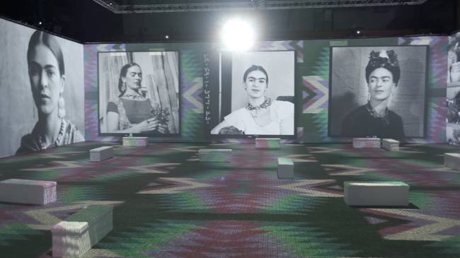 Exposição sobre Frida Kahlo Ambiente mostra projeções de fotografias de Frida Kahlo em preto e branco