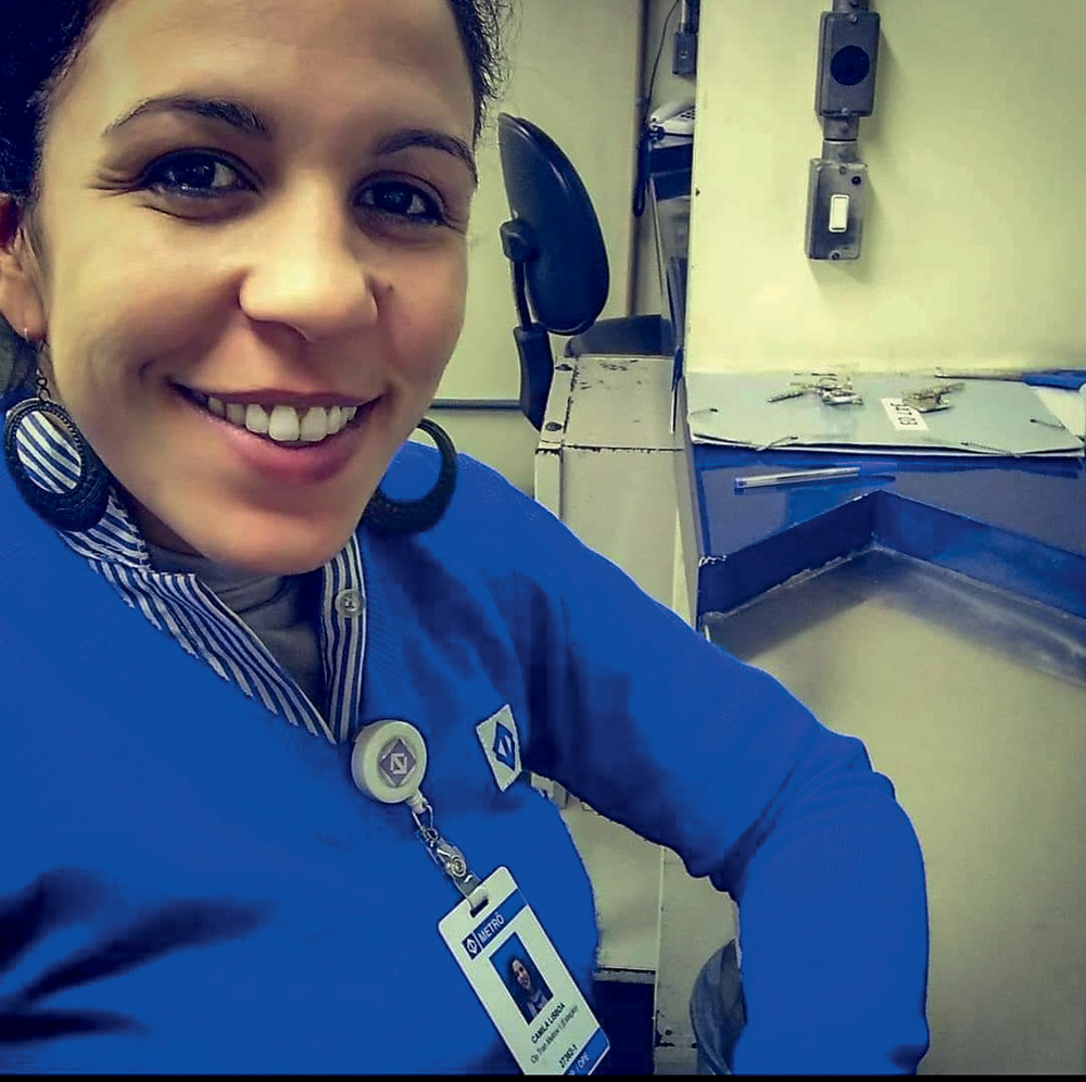 image_2.jpg Camila Lisboa posa sorrindo e vendendo bilhetesdo metrô (2018)
