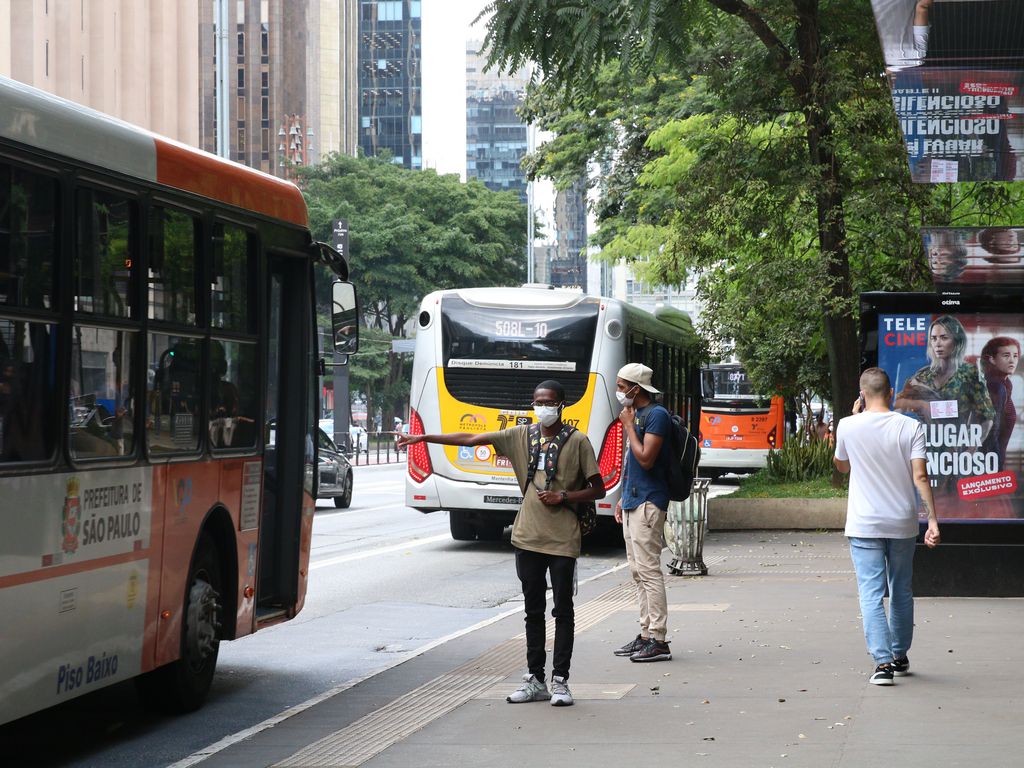 Uso de máscaras no transporte público deixa de ser obrigatório em SP