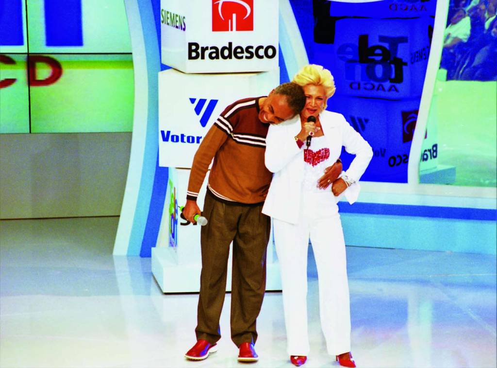 2001-M4-Teleton 261001 Moacyr dos Santos SBT 038.jpg (1) Hebe Camargo com Gilberto Gil em 2001.