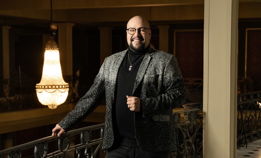 Tiago Abravanel sorri na foto no Teatro Renault