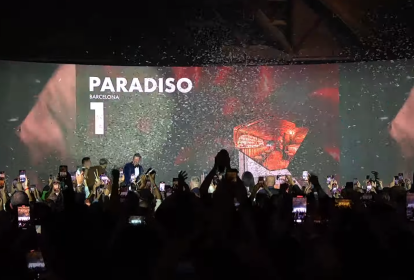 Palco visto de longe com pessoas na plateia