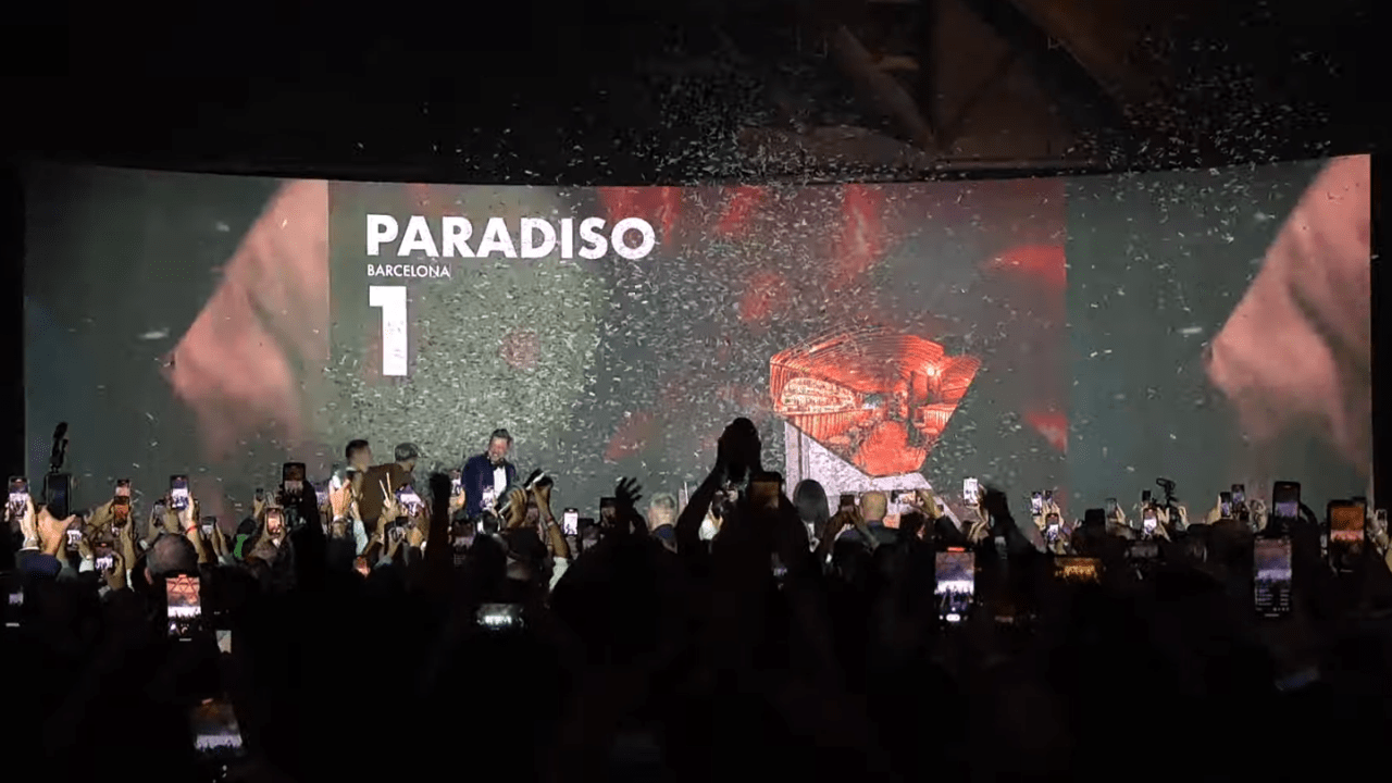 Palco visto de longe com pessoas na plateia