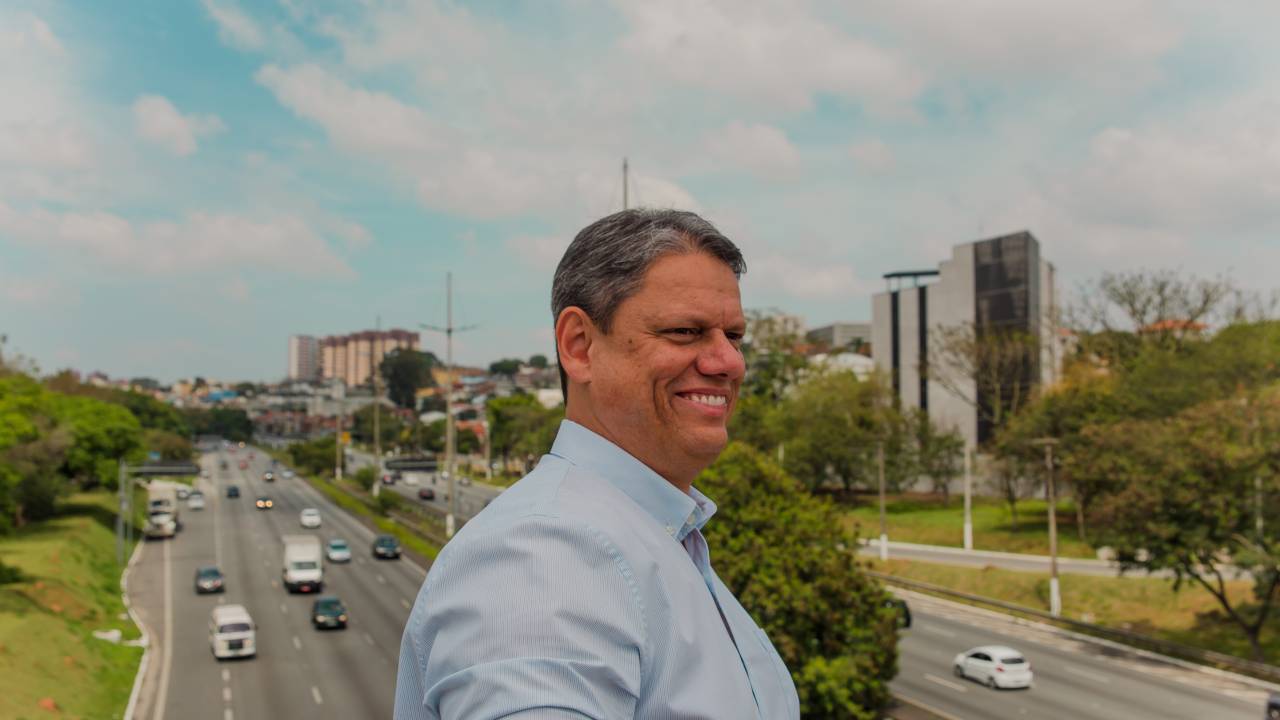 Tarcísio de Freitas (Republicanos) é apoiado pelo presidente Jair Bolsonaro.