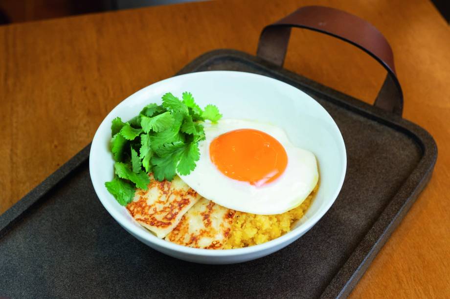 Cuscuz nordestino: acompanhado de queijo de coalho e ovo de gema mole Cuscuz nordestino: acompanhado de queijo de coalho e ovo de gema mole