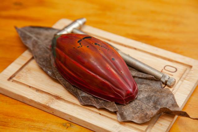 Cacauaçu: casquinha de chocolate no formato de cacau recheada com musse de cupuaçu assentada numa lâmina de brownie Cacauaçu: casquinha de chocolate no formato de cacau recheada com musse de cupuaçu assentada numa lâmina de brownie