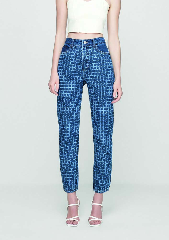 Modelo branca usa cal&ccedil;a jeans reta com quadriculado branco na estampa