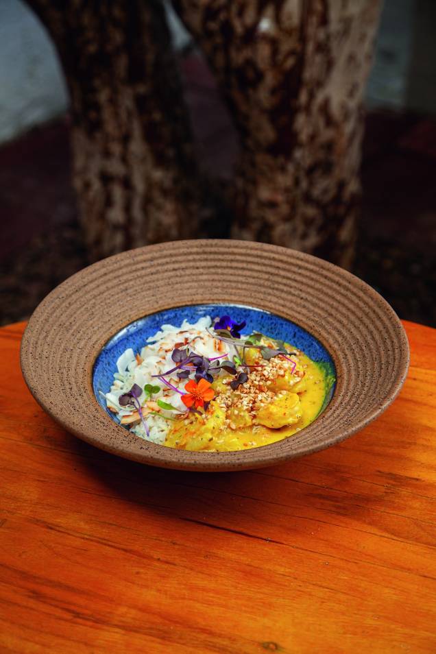 Camarão ao curry tailandês: com abacaxi acompanhado de arroz de jasmim e castanha-de-caju Camarão ao curry tailandês: com abacaxi acompanhado de arroz de jasmim e castanha-de-caju