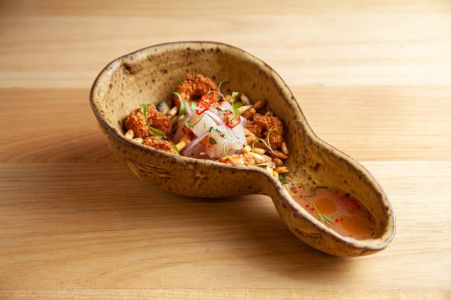 Ceviche de peixe do dia: pescada-amarela com rodelas de lula empanadas, milho em quantidade generosa, cebola-roxa, coentro, pimenta-vermelha e abacate tostado Ceviche de peixe do dia: pescada-amarela com rodelas de lula empanadas, milho em quantidade generosa, cebola-roxa, coentro, pimenta-vermelha e abacate tostado