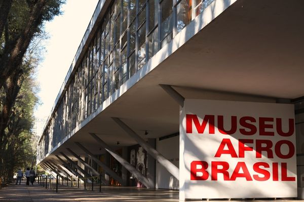 Parte externa do Museu Afro Brasil, em um dia ensolarado, com pouco movimento.