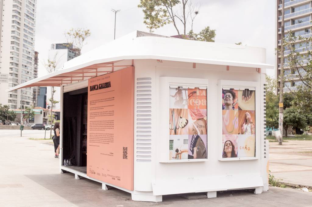 Largo da Batata ganha galeria de arte instalada em banca de jornal