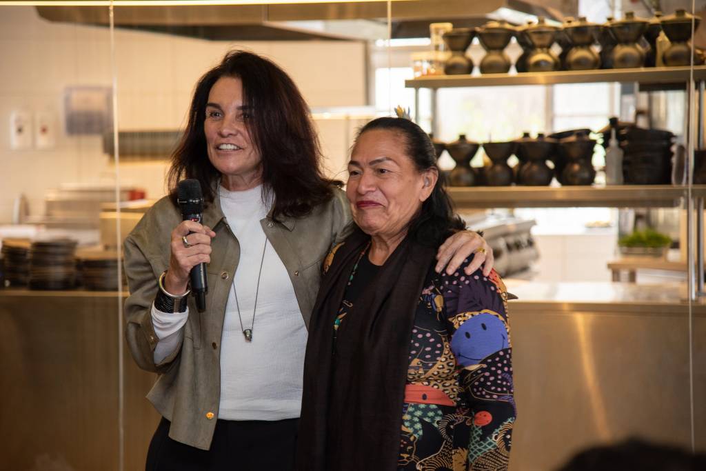 Restaurante no centro de SP recebe painel da artista indígena Duhigó