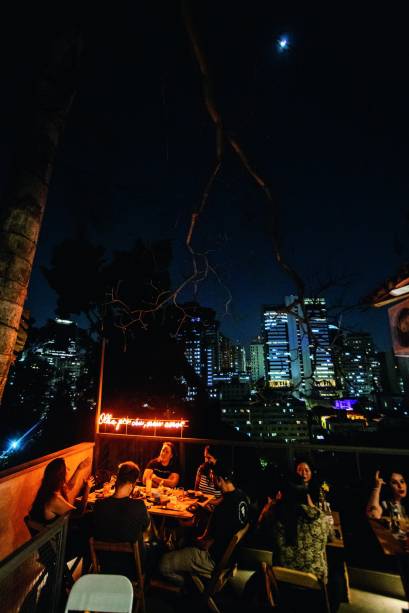 A laje: mirante para o bairro e para o céu abriga o Bar Bruxaria A laje: mirante para o bairro e para o céu abriga o Bar Bruxaria