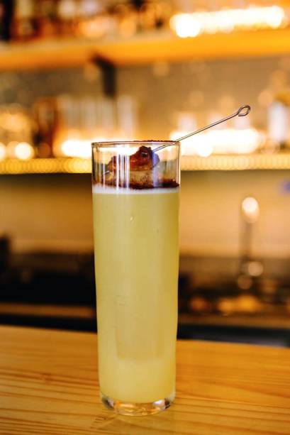 Chuva de caju: recriação do caju amigo junta cachaça em amburana, suco e compota de caju e cacau em pó Chuva de caju: recriação do caju amigo junta cachaça em amburana, suco e compota de caju e cacau em pó