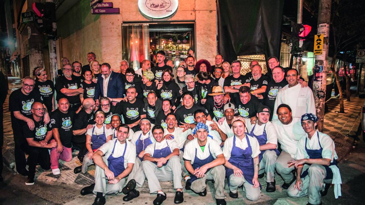 Agrupamento de chefs reunido em frente à fachada dA Casa do Porco