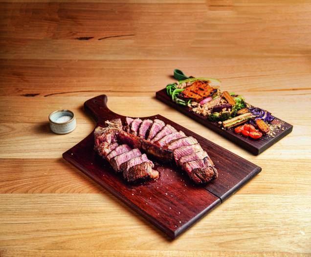 T-bone premium: peça maturada por 35 dias pode ser acompanhada por guarnição de repolho-roxo, cenourinha, tomatinhos, acelga bok shoy, brócolis, abóbora e abobrinha T-bone premium: peça maturada por 35 dias pode ser acompanhada por guarnição de repolho-roxo, cenourinha, tomatinhos, acelga bok shoy, brócolis, abóbora e abobrinha