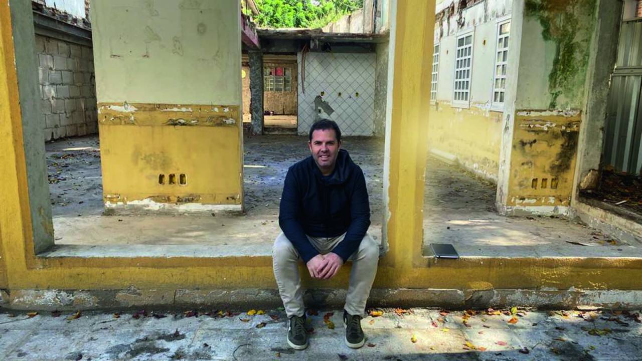 Oscar Bosch no imóvel sendo reformado