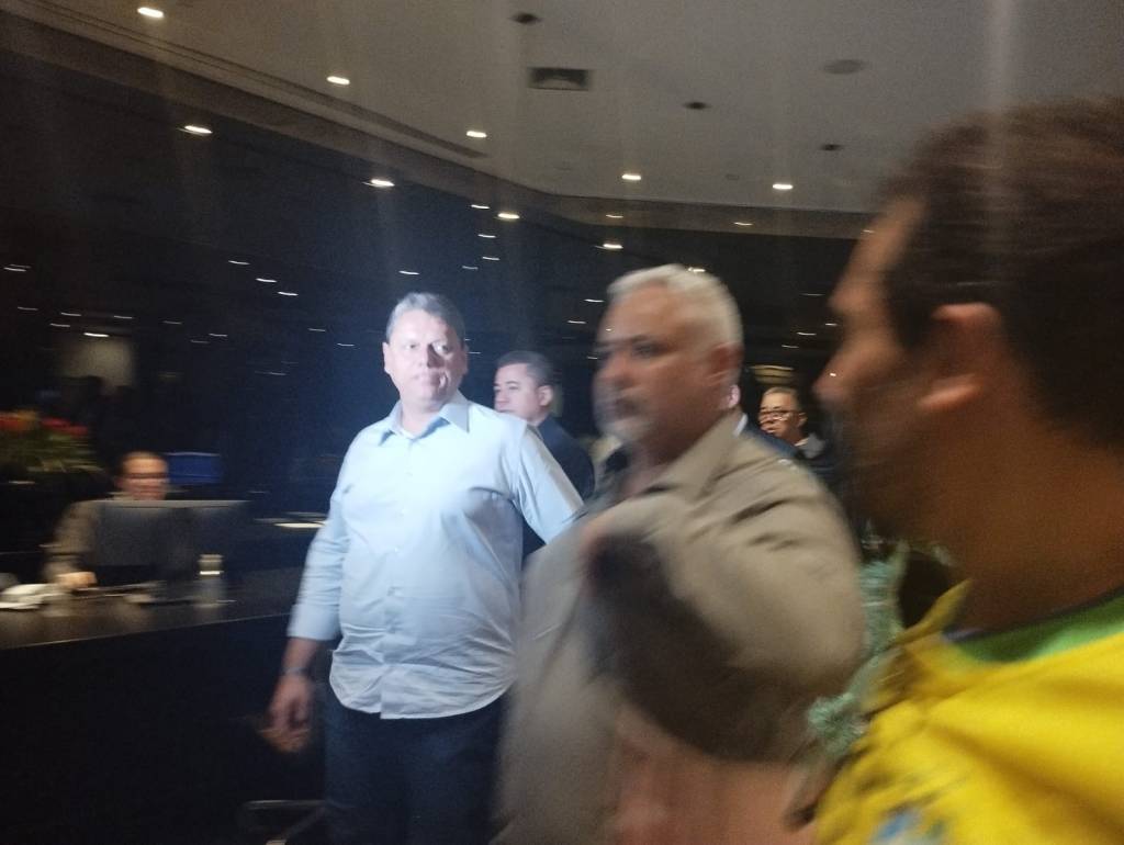 Tarcísio de Freitas chega a Hotel Sheraton, em São Paulo, onde comemora sua vitória.