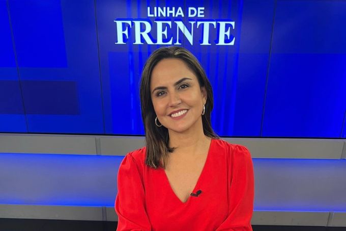 Foto de Carla Cecato no estúdio do Linha de Frente