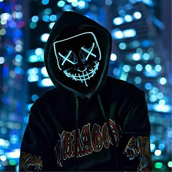 máscara led Pessoa de preto usa máscara sorridente de LED na cor azul