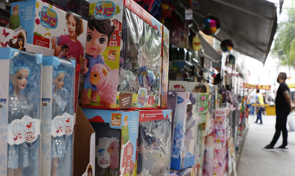 Vitrine com brinquedos para o Dia das Crianças