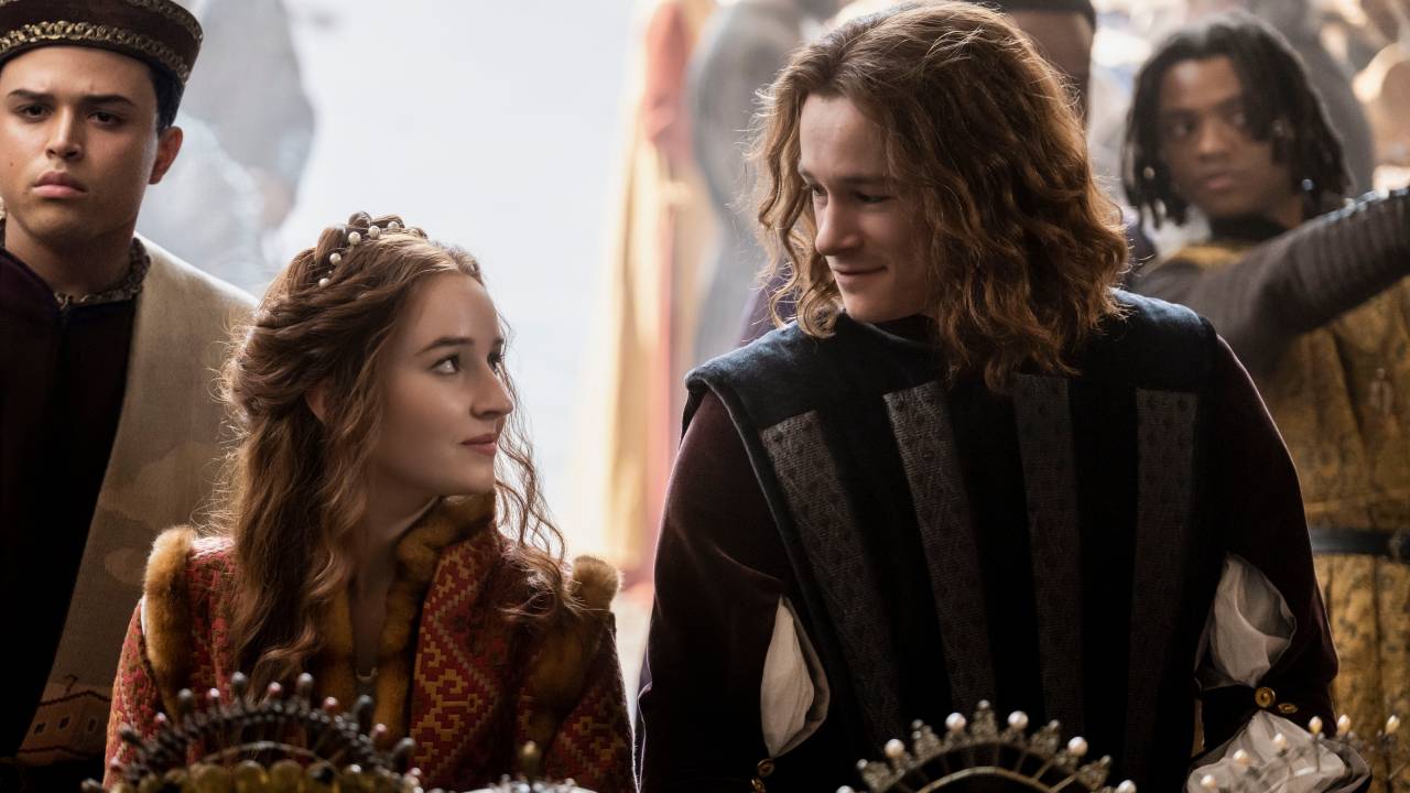 Casal medieval se entreolha em festa