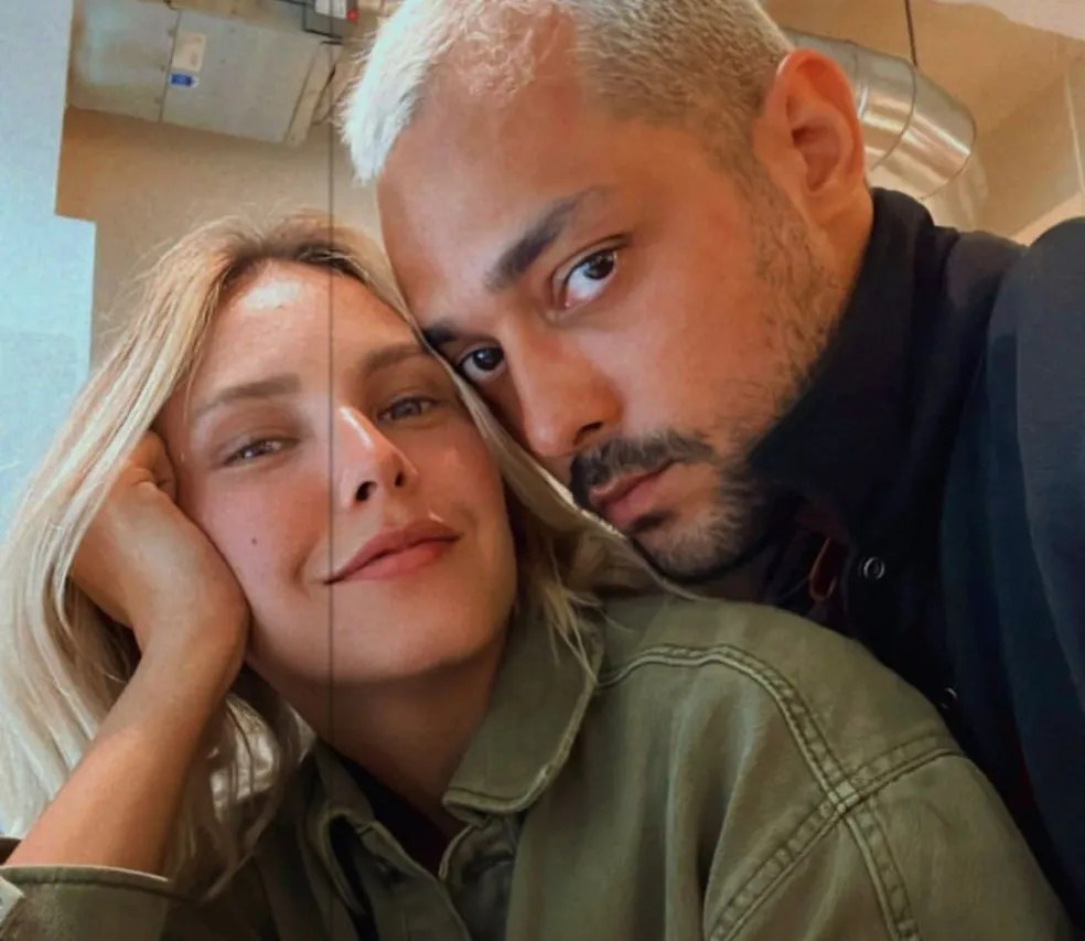 Eduardo Sterblitch e Louise D’ Tuani anunciam espera do primeiro filho