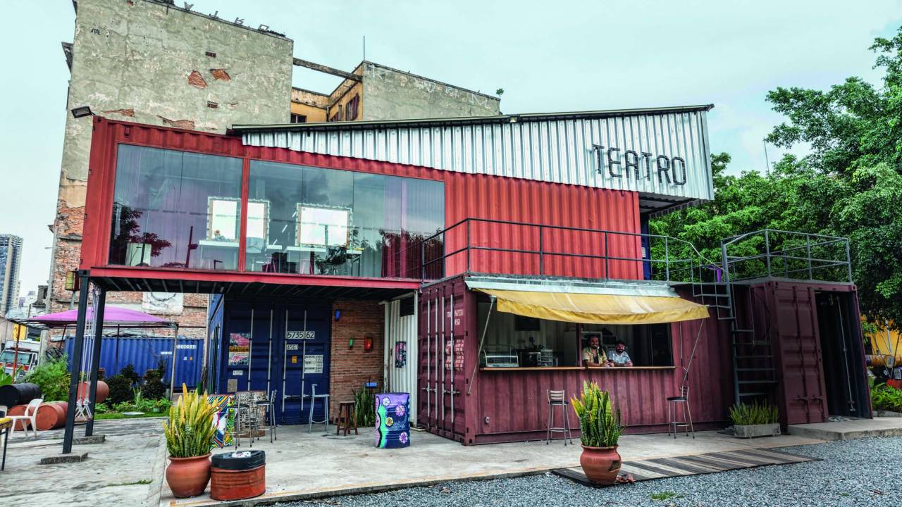 Fachada do Teatro de Contêiner Mungunzá, construído a partir de contêineres marítimos