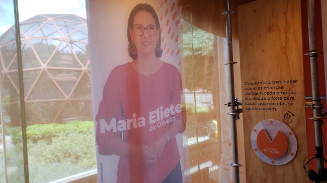 Porvir Tecido com foto de mulher em exposição