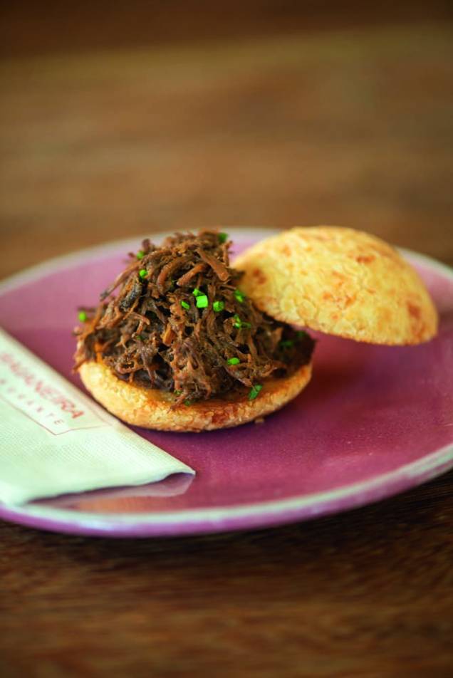 Pão de queijo: complementos como carne de panela