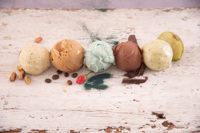 Spirulina, café, cambuci, pistache e chocolate – Albero dei Gelati Bolas de sorvete alinhadas na horizontal.