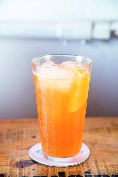 Sininho: Cynar, limão-taiti, água tônica e xarope de gengibre Sininho: Cynar, limão-taiti, água tônica e xarope de gengibre