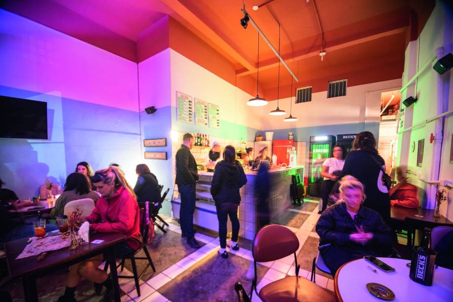 Bandeira Bandeira: ambiente agitado na Barra Funda Bandeira Bandeira: ambiente agitado na Barra Funda