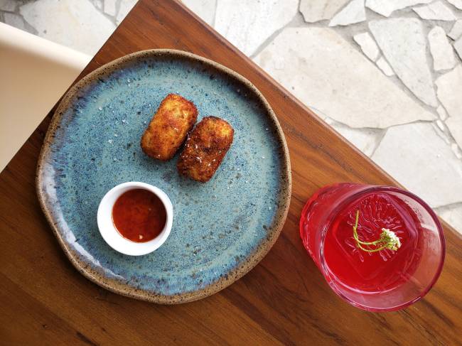 Botanikafé_Combo croquetas de vieiras e drinque Botanicos_Laura Conte (2) f