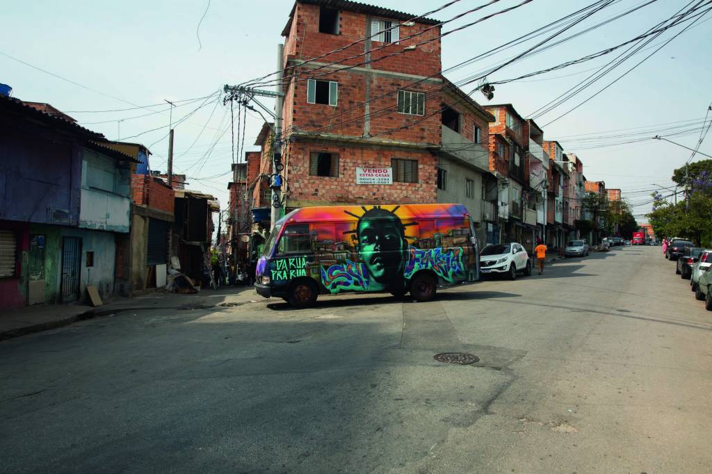 festival cultural Sabotage vive Imagem mostra ônibus grafitado em esquina de comunidade