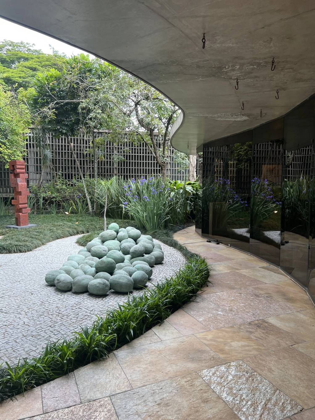 Casa-Oscar-Niemeyer-São-Paulo-Exposição-Aberto-2022-2–rotated Casa projetada por Oscar Niemeyer em 1962 e que abriga a exposição ABERTO 1, em São Paulo.
