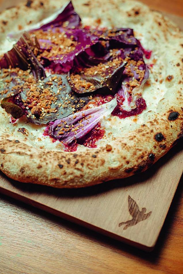 Pizza Euforia: beterraba, queijo de cabra, radicchio e amêndoa