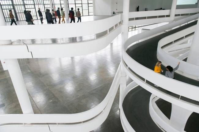 Foto do interior do Pavilhão da Bienal