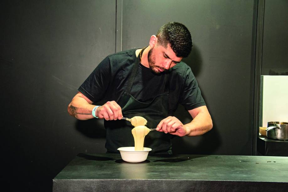 O chef José Guerra Netto na finalização do aligot, no estande do D.O.M.