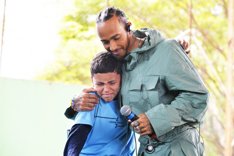 HamiltonLasarSegall Hamilton abraça garoto que chorou ao lembrar que era hostilizado na escola em que estudava