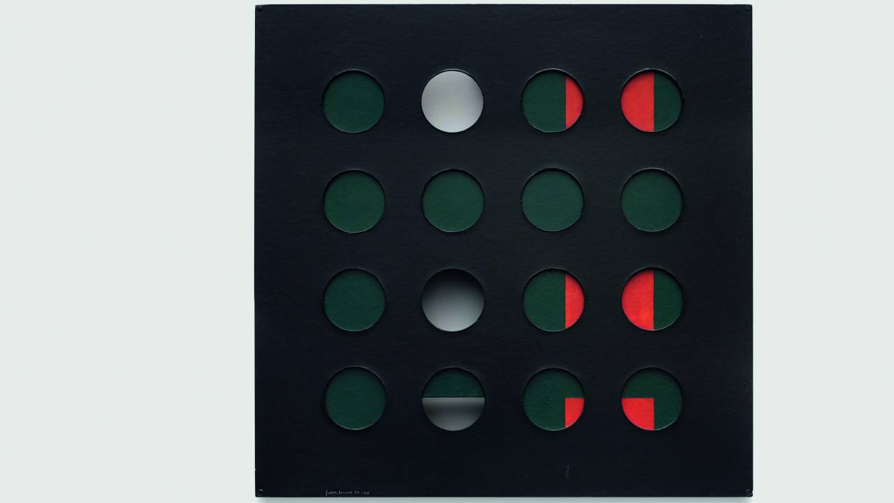 Imagem mostra pintura quadricular com detalhs circulares, coloridos