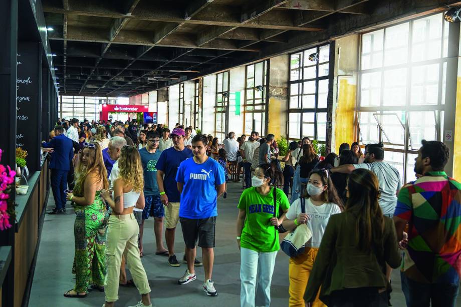 Um dos corredores do evento: em plena Avenida Paulista